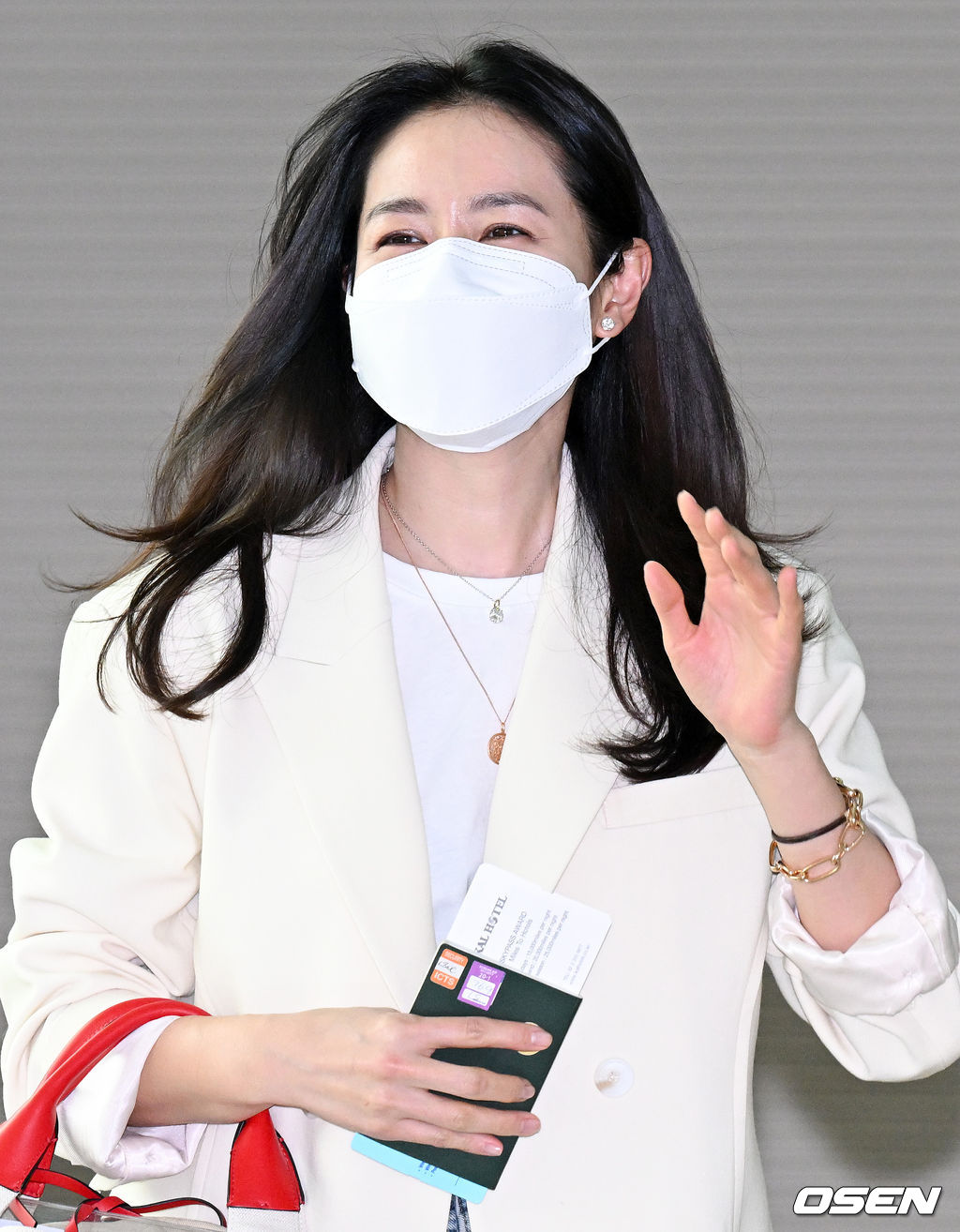 배우 손예진이 신혼여행을 떠나기 위해 출국장으로 향하고 있다. 2022.04.11 /cej@osen.co.kr