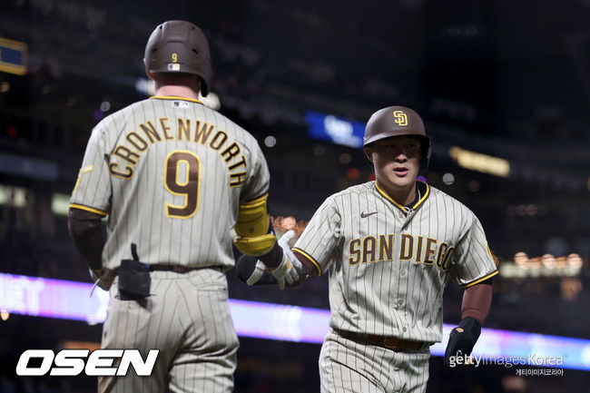 [사진] 샌디에이고 김하성(오른쪽)이 7회 득점을 올린 뒤 제이크 크로넨워스의 환영을 받고 있다. ⓒGettyimages(무단전재 및 재배포 금지)