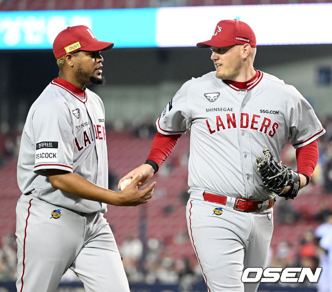 12일 서울 잠실구장에서 2022 신한은행 SOL KBO리그 LG 트윈스와 SSG 랜더스의 경기가 열렸다.7회말 위기를 넘긴 SSG 노바가 크론과 이야기를 나누며 더그아웃으로 향하고 있다. 2022.04.12 /jpnews@osen.co.kr