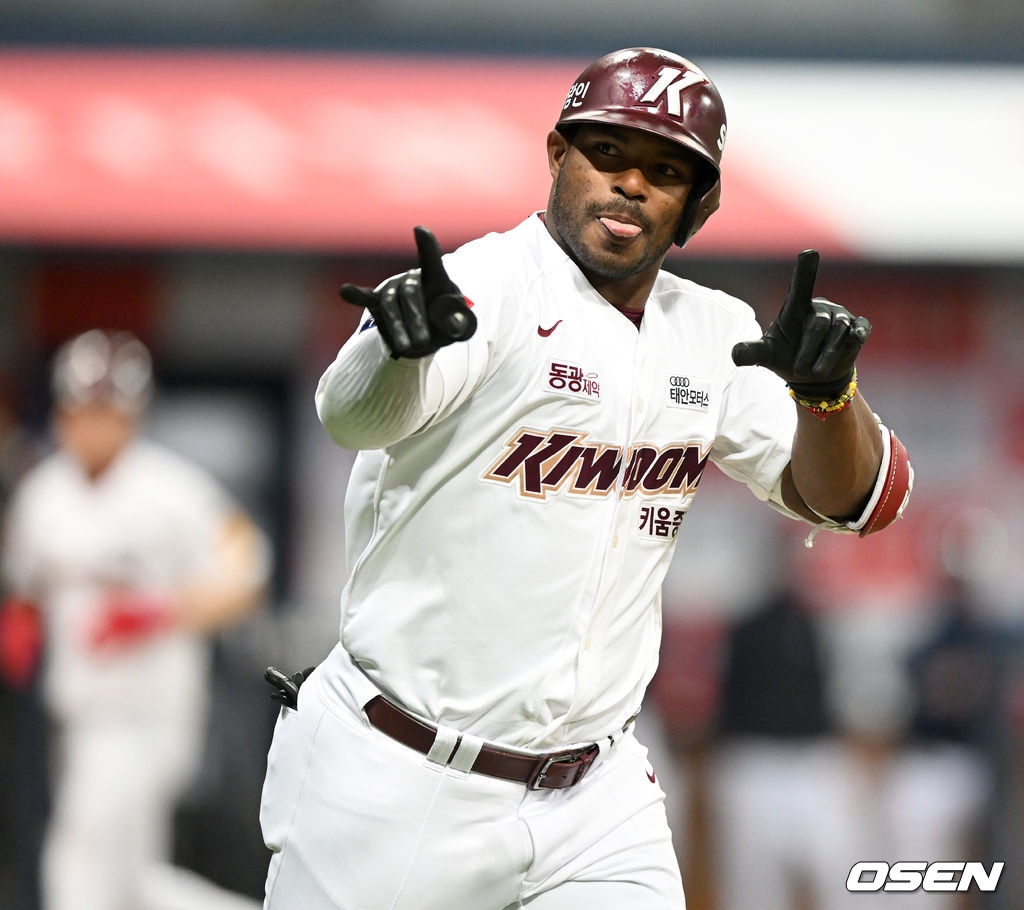 6회말 2사 만루 상황 키움 푸이그가 달아나는 좌중간 만루포를 날리고 더그아웃을 향해 세리머니를 하고 있다. 2022.04.12 / dreamer@osen.co.kr