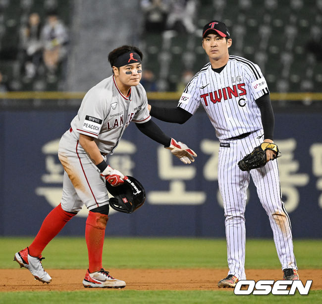 12일 서울 잠실구장에서 2022 신한은행 SOL KBO리그 LG 트윈스와 SSG 랜더스의 경기가 열렸다.7회초 2사 1루에서 SSG 추신수가 LG 오지환에 태그아웃 당하며 2루 도루에 실패했다. 도루 과정에서 부딪힌 추신수와 오지환을 서로를 격려하고 있다. 2022.04.12 /jpnews@osen.co.kr