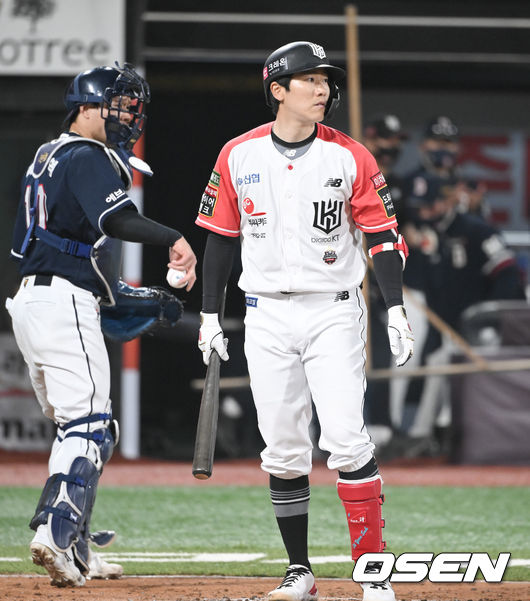 12일 오후 수원KT위즈파크에서 ‘2022 신한은행 SOL KBO리그’ KT 위즈와 두산 베어스의 경기가 진행됐다.4회말 2사 만루 KT 오윤석이 루킹 삼진아웃 당한 뒤 아쉬워하고 있다 2022.04.12 / soul1014@osen.co.kr