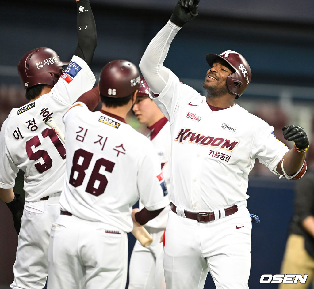 6회말 2사 만루 상황 키움 푸이그가 달아나는 좌중간 만루포를 날리고 홈을 밟은 뒤 이정후와 세리머니를 하고 있다. 2022.04.12 / dreamer@osen.co.kr