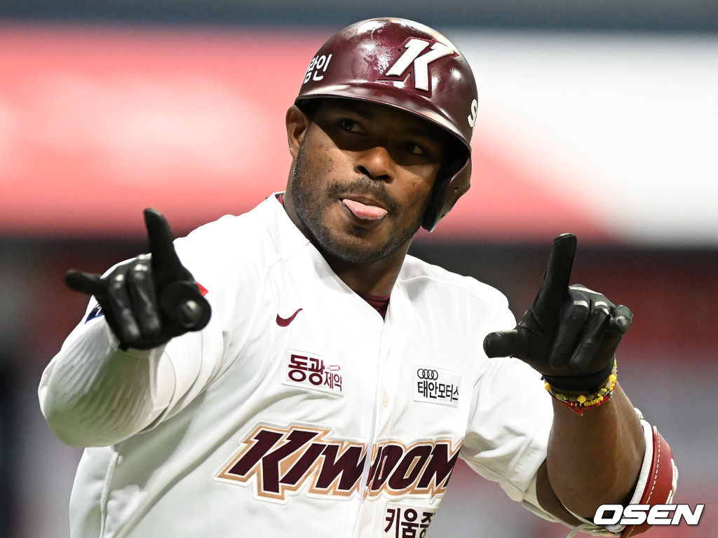 6회말 2사 만루 상황 키움 푸이그가 달아나는 좌중간 만루포를 날리고 더그아웃을 향해 세리머니를 하고 있다. 2022.04.12 / dreamer@osen.co.kr