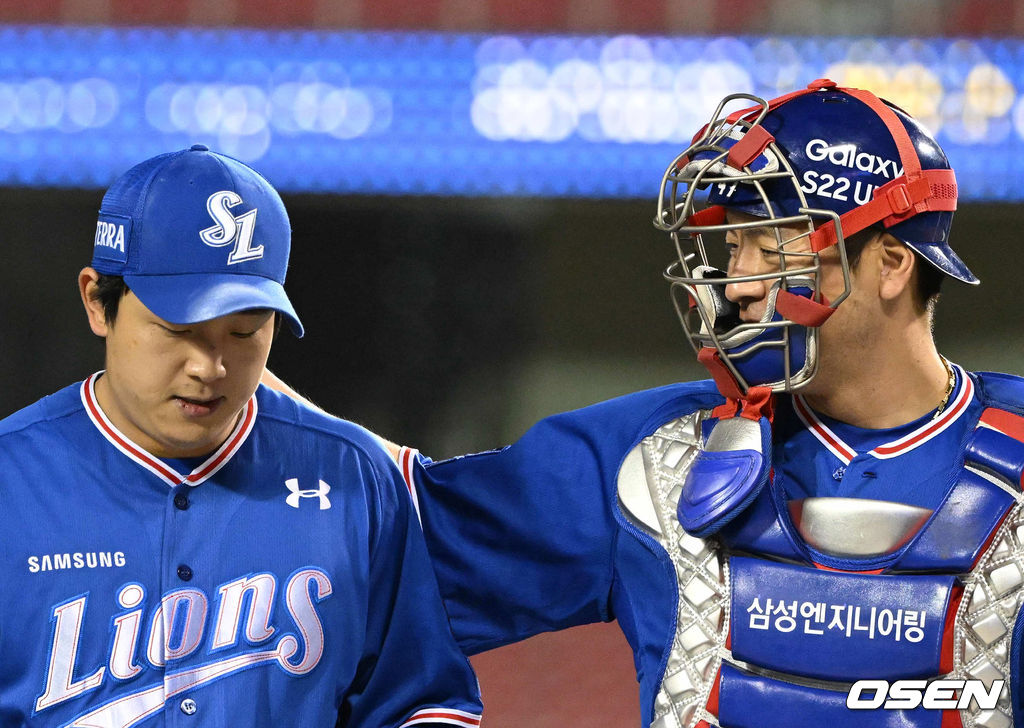 6일 서울 잠실야구장에서 ‘2022 신한은행 SOL KBO리그’ 두산 베어스와 삼성 라이온즈의 경기가 열렸다.6회말 수비를 마친 삼성 양창섭이 강민호와 이야기를 나누며 더그아웃으로 향하고 있다. 2022.04.06 /jpnews@osen.co.kr