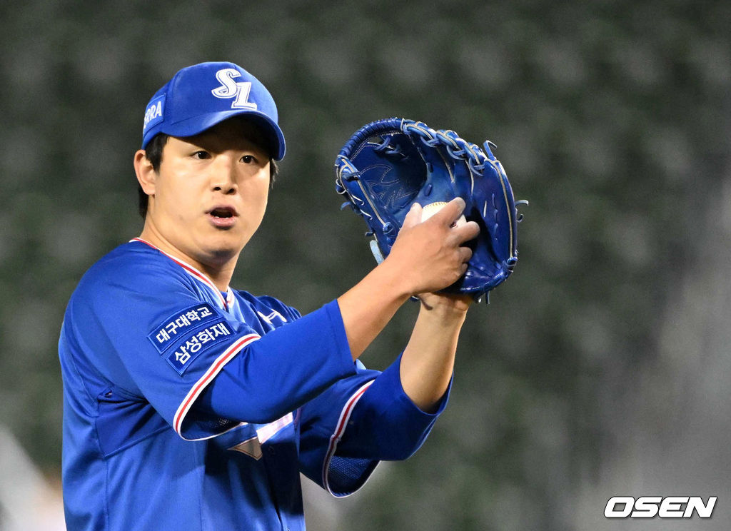 4회말 무사 1루에서 삼성 양창섭이 두산 페르난데스의 투수 강습에 벤치를 향해 글러브에 맞았다는 사인을 보내고 있다. 2022.04.06 /jpnews@osen.co.kr