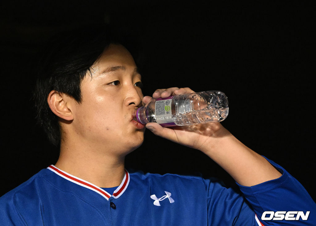 6회말 수비를 마친 삼성 양창섭이 더그아웃에서 물을 마시고 있다. 2022.04.06 /jpnews@osen.co.kr