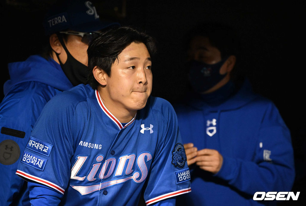 6회말 수비를 마친 삼성 양창섭이 더그아웃에서 생각에 잠겨 있다. 2022.04.06 /jpnews@osen.co.kr