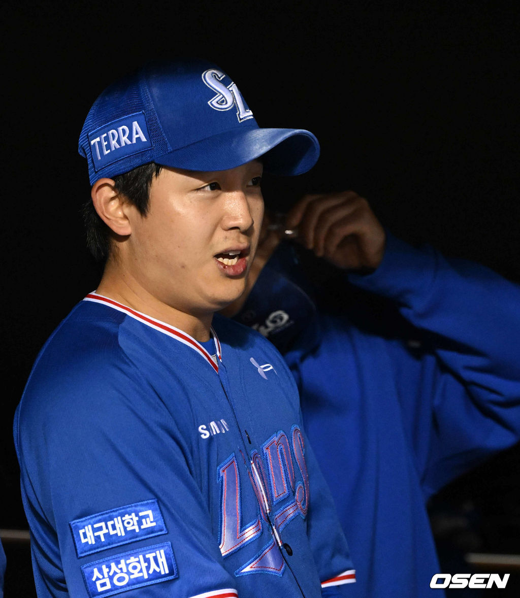 6회말 수비를 마친 삼성 양창섭이 더그아웃에서 미소를 짓고 있다. 2022.04.06 /jpnews@osen.co.kr