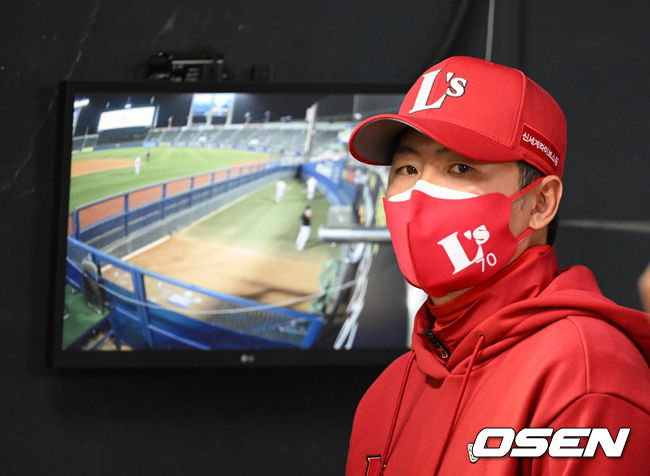 6회초 SSG 김원형 감독이 경기를 지켜보고 있다. 2022.04.12 /jpnews@osen.co.kr