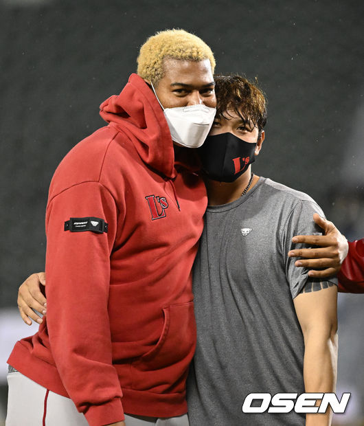 SSG 노바와 서진용이 승리를 기뻐하고 있다. 2022.04.12 /jpnews@osen.co.kr