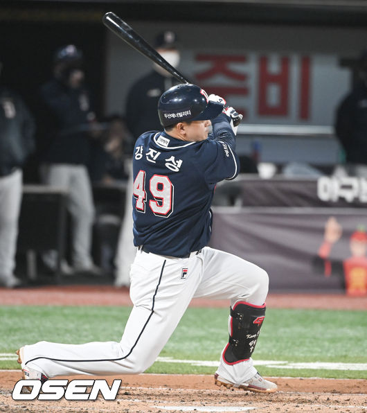 12일 오후 수원KT위즈파크에서 ‘2022 신한은행 SOL KBO리그’ KT 위즈와 두산 베어스의 경기가 진행됐다.4회초 2사 2루 두산 강진성이 1타점 적시 2루타를 날리고 있다.  2022.04.12 / soul1014@osen.co.kr