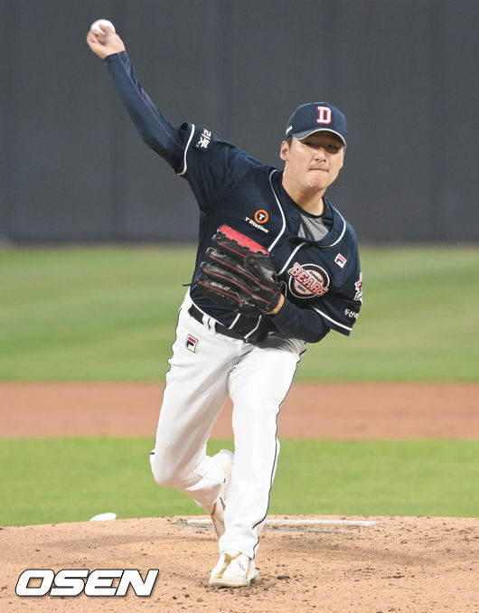 12일 오후 수원KT위즈파크에서 ‘2022 신한은행 SOL KBO리그’ KT 위즈와 두산 베어스의 경기가 진행됐다.1회말 두산 선발투수 곽빈이 역투하고 있다.   2022.04.12 / soul1014@osen.co.kr