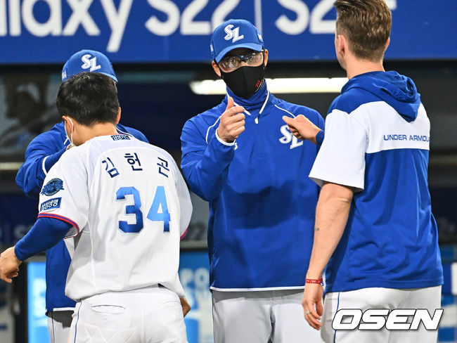 삼성 라이온즈 허삼영 감독이 한화에 2-0으로 승리한 후 선수들과 하이파이브를 하고 있다. 2022.04.12 / foto0307@osen.co.kr