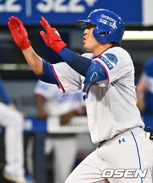삼성 라이온즈 오선진이 2회말 2사 1루 좌월 투런 홈런을 치고 하이파이브를 하고 있다. 2022.04.12 / foto0307@osen.co.kr