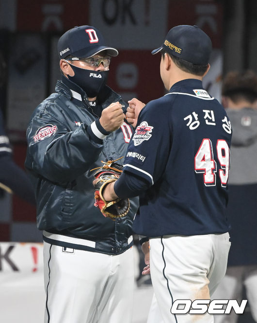 경기종료 후 두산 김태형 감독이 2타점 결승타 주인공 강진성과 하이파이브를 하고 있다.  2022.04.12 / soul1014@osen.co.kr