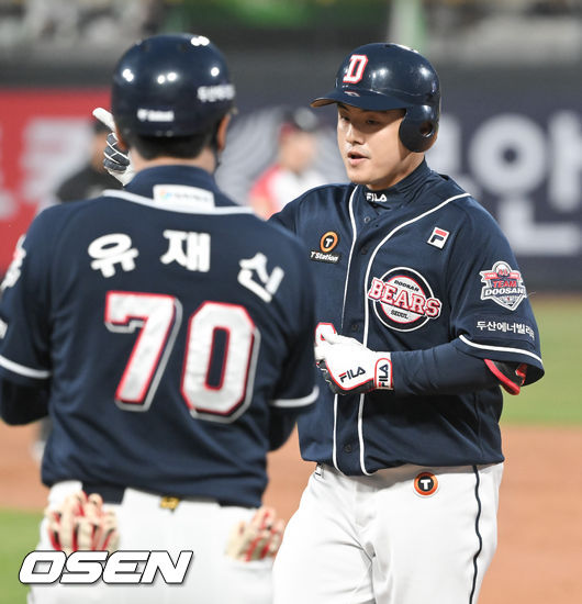 2회초 2사 3루 두산 강진성이 선취 1타점 적시타를 날리고 세리머니를 하고 있다.   2022.04.12 / soul1014@osen.co.kr