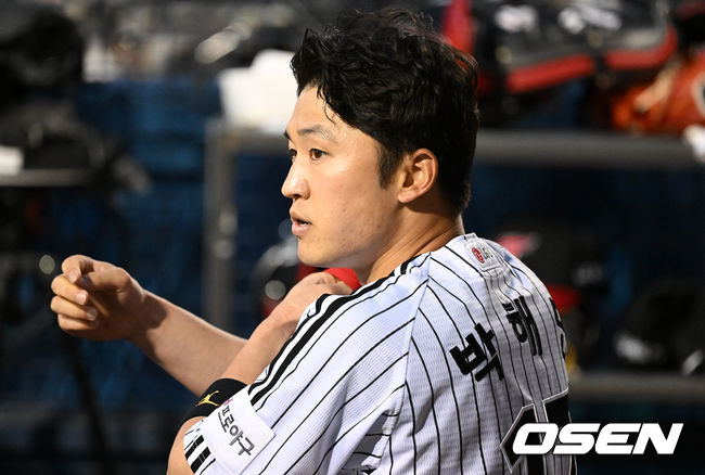 1회말 무사 2루에서 LG 박해민이 1루땅볼로 물러나며 아쉬워하고 있다. 2022.04.12 /jpnews@osen.co.kr