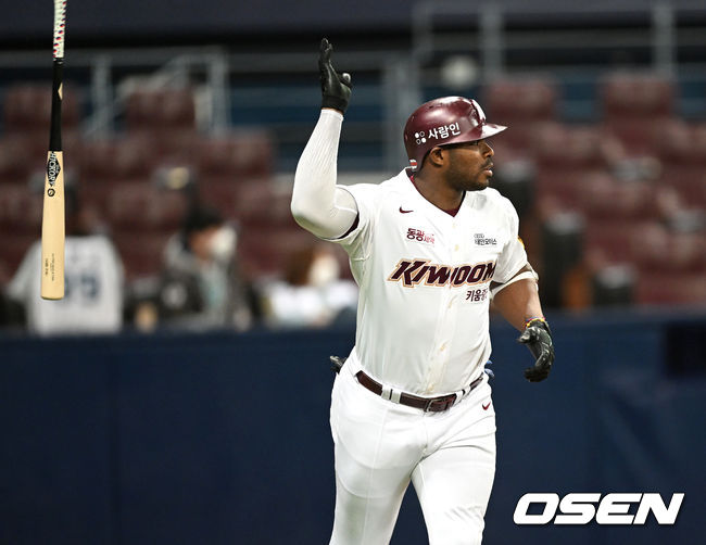 6회말 2사 만루 상황 키움 푸이그가 달아나는 좌중간 만루포를 날리고 배트를 던지고 있다. 2022.04.12 / dreamer@osen.co.kr