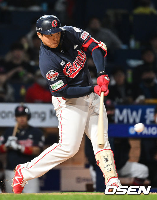 롯데 자이언츠 내야수 한동희가 힘찬 타격을 하고 있다./OSEN DB
