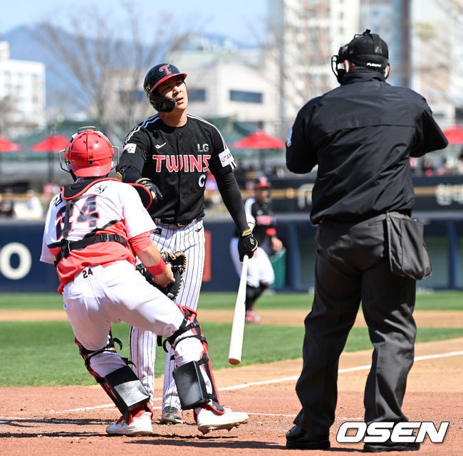 3일 오후 광주-기아챔피언스필드에서 '2022 신한은행 SOL KBO 리그' KIA 타이거즈와 LG 트윈스의 경기가 열렸다.1회초 2사 1,2루에서 LG 오지환이 스트라이크 판정에 아쉬워하고 있다. 2022.04.03 /sunday@osen.co.kr