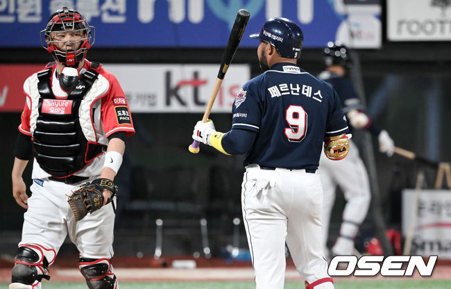 12일 오후 수원KT위즈파크에서 ‘2022 신한은행 SOL KBO리그’ KT 위즈와 두산 베어스의 경기가 진행됐다.5회초 2사 2루 두산 페르난데스가 체크스윙 삼진 판정에 어필하고 있다. 2022.04.12 