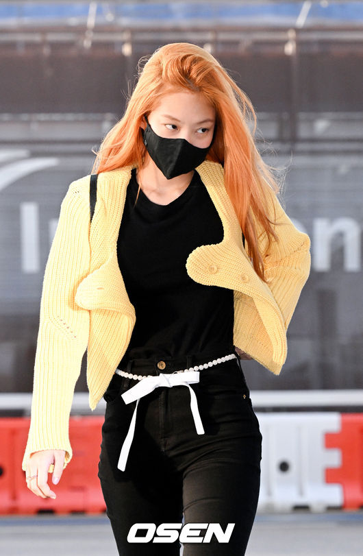 블랙핑크(BLACKPINK) 제니가 11일 오후 인천 중구 운서동 인천국제공항 제 2여객터미널을 통해 LA로 출국했다.블랙핑크 제니가 출국장으로 향하고 있다. 2022.04.11 /cej@osen.co.kr