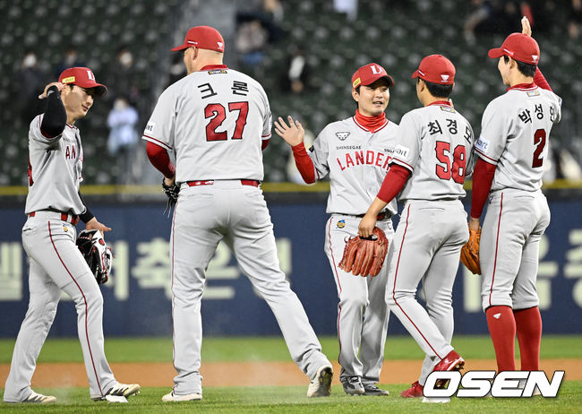SSG 선수들이 승리 하이파이브를 하고 있다. 2022.04.12 /jpnews@osen.co.kr