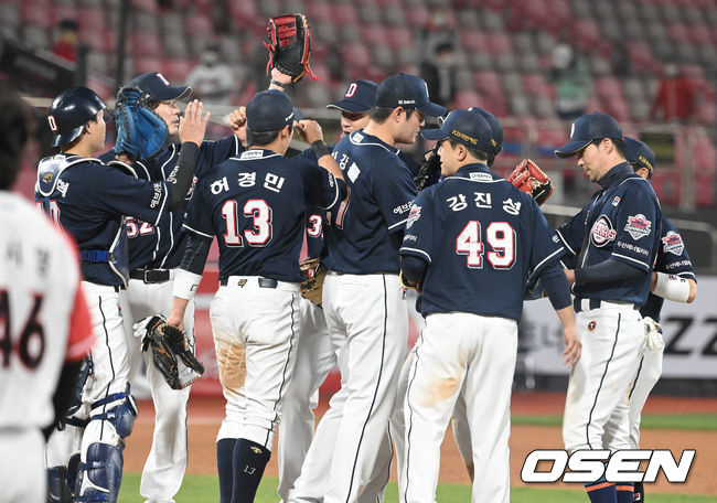 경기종료 후 2연승 성공한 두산 선수들이 승리의 기쁨을 나누고 있다. 2022.04.12 / soul1014@osen.co.kr