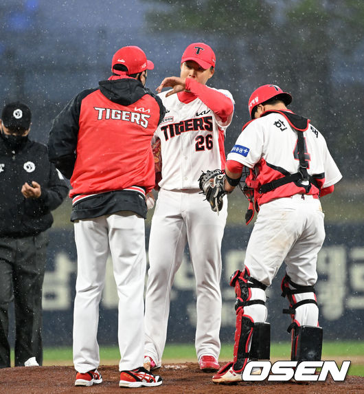 13일 오후 광주-기아챔피언스필드에서 '2022 신한은행 SOL KBO 리그' KIA 타이거즈와 롯데 자이언츠의 경기가 열렸다.1회초 1사 만루 KIA 선발 한승혁이 롯데 조세진에게 2타점 적시타를 허용하자 코칭스태프와 포수 한승택이 마운드에 올라 다독이고 있다. 2022.04.13 /cej@osen.co.kr