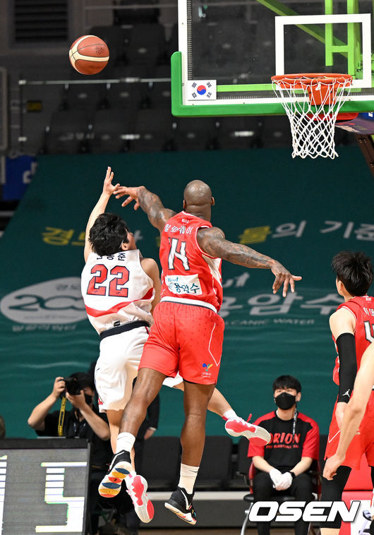 4쿼터, 오리온 할로웨이가 현대모비스 김동준의 슛을 블록하고 있다. 2022.04.13 / dreamer@osen.co.kr