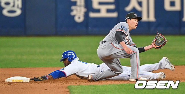 삼성 라이온즈 피렐라가 4회말 무사 1루, 강민호 타석때 2루 도루 세이프되고 있다. 2022.04.13 / foto0307@osen.co.kr