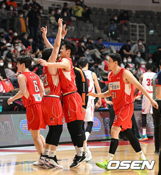 3쿼터를 마친 오리온 선수들이 기뻐하고 있다. 2022.04.13 / dreamer@osen.co.kr