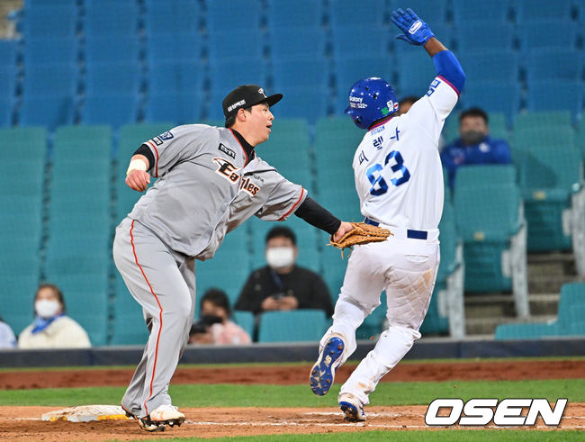 삼성 라이온즈 피렐라가 7회말 2사 3루 땅볼을 치고 송구 실책때 1루에서 세이프되고 있다. 2022.04.13