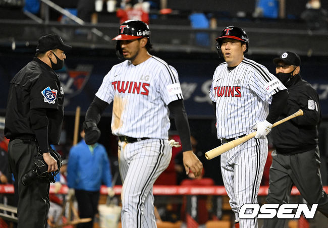 5회말 2사 만루에서 LG 김현수가 삼진을 당하며 구명환 구심과 이야기를 나누고 있다. 2022.04.13 /jpnews@osen.co.kr