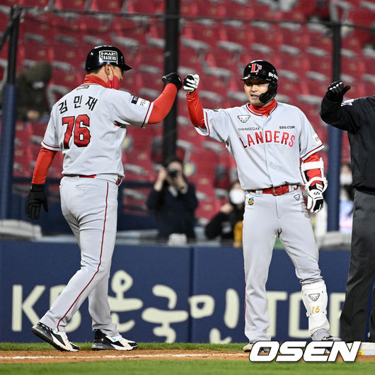 9회초 2사 3루에서 SSG 김성현이 1타점 적시 3루타를 날리고 김민재 코치와 기뻐하고 있다. 2022.04.13 /jpnews@osen.co.kr