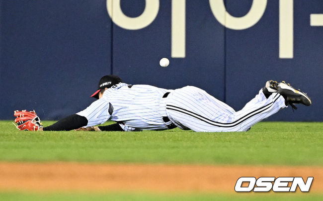 9회초 2사 3루에서 LG 김현수가 SSG 김성현의 1타점 적시 3루타 타구에 몸을 날렸지만 뒤로 빠뜨리고 있다. 2022.04.13 /jpnews@osen.co.kr
