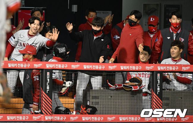 3회초 1사 만루에서 SSG 최지훈이 최주환의 우익수 희생플라이에 선취 득점을 올리며 동료선수들과 기뻐하고 있다. 2022.04.13 /jpnews@osen.co.kr