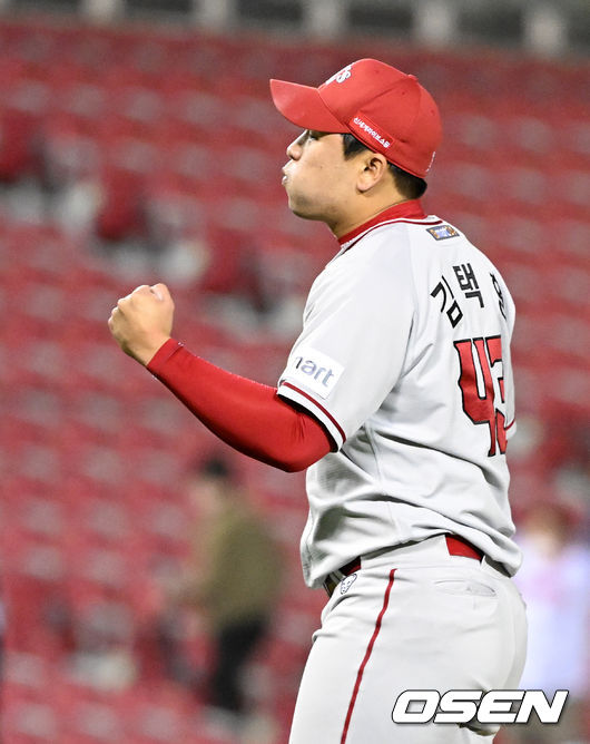 경기를 마치고 SSG 김택형이 승리를 기뻐하고 있다. 2022.04.13 /jpnews@osen.co.kr