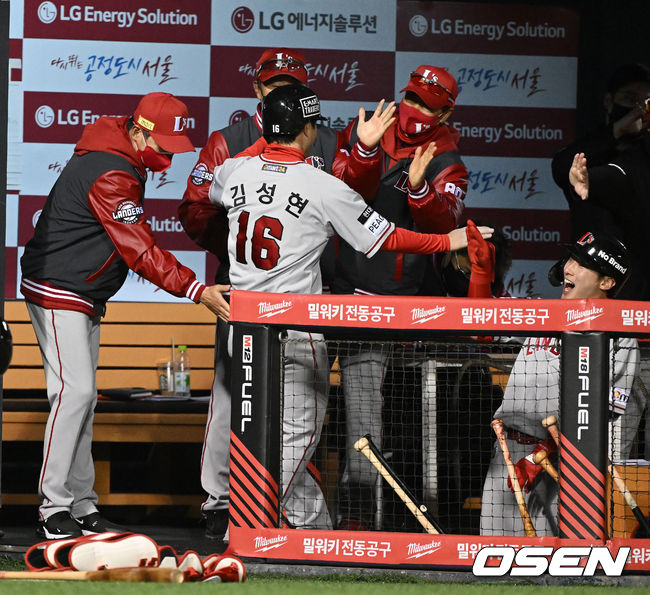 9회초 2사 3루에서 SSG 김원형 감독이 박성한의 1타점 적시타에 득점에 성공한 김성현과 기뻐하고 있다. 2022.04.13 /jpnews@osen.co.kr