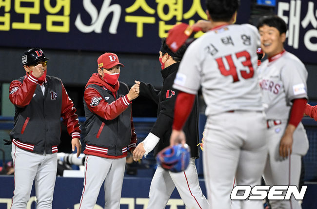 경기를 마치고 SSG 김원형 감독이 선수들과 승리를 기뻐하고 있다. 2022.04.13 /jpnews@osen.co.kr