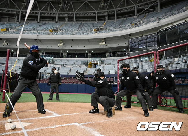 KBO 심판들이 그라운드 위에서 스트라이크존 적응 훈련을 하고 있다. 22.01.14 /rumi@osen.co.kr