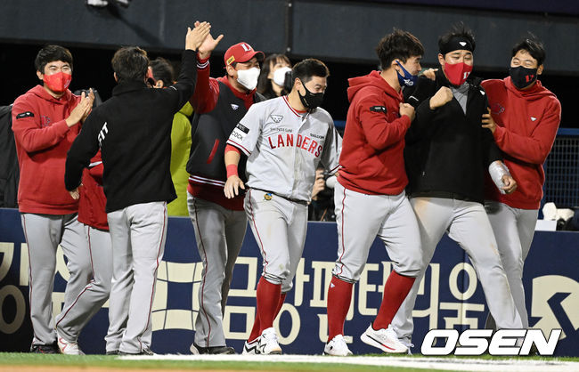 경기를 마치고 SSG 선수들이 승리를 기뻐하고 있다. 2022.04.13 /jpnews@osen.co.kr