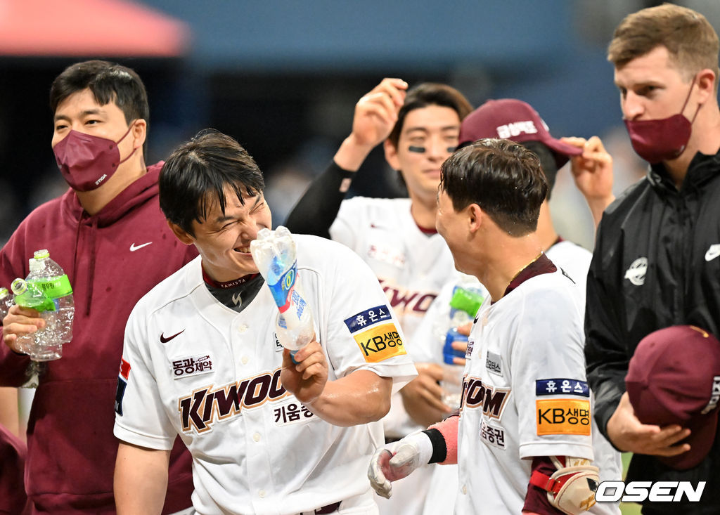경기를 마치고 키움 선수들이 승리의 기쁨을 나누고 있다. 2022.04.13 /rumi@osen.co.kr