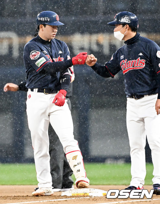13일 오후 광주-기아챔피언스필드에서 '2022 신한은행 SOL KBO 리그' KIA 타이거즈와 롯데 자이언츠의 경기가 열렸다. 1회초 1사 만루 롯데 조세진이 우익선상으로 향하는 2타점 적시타를 때려낸 뒤 코칭스태프와 기뻐하고 있다. 경기는 우천 노게임이 선언되었다. 2022.04.13 /cej@osen.co.kr