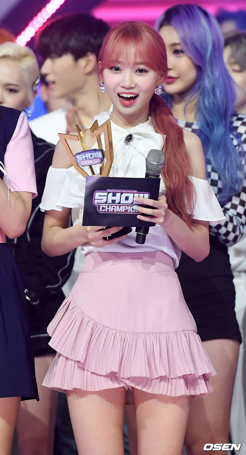 17일 오후 경기도 고양시 일산동구 MBC드림센터에서 MBC 뮤직 '쇼 챔피언(Show Champion)' 생방송이 진행됐다. 쇼 챔피언 생방송 무대에서 아이즈원 김채원이 1위 트로피를 받은 후 기뻐하고 있다. / rumi@osen.co.kr