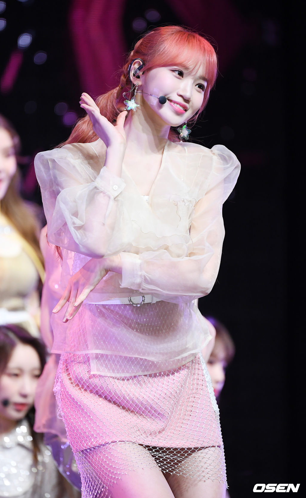 걸그룹 아이즈원 김채원이 화려한 컴백 무대를 선보이고 있다./rumi@osen.co.kr