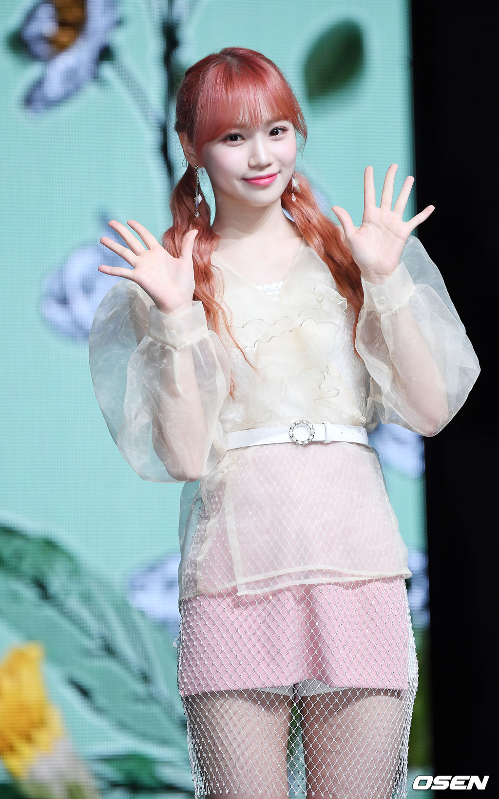 걸그룹 아이즈원 김채원이 포토타임을 갖고 있다./rumi@osen.co.kr