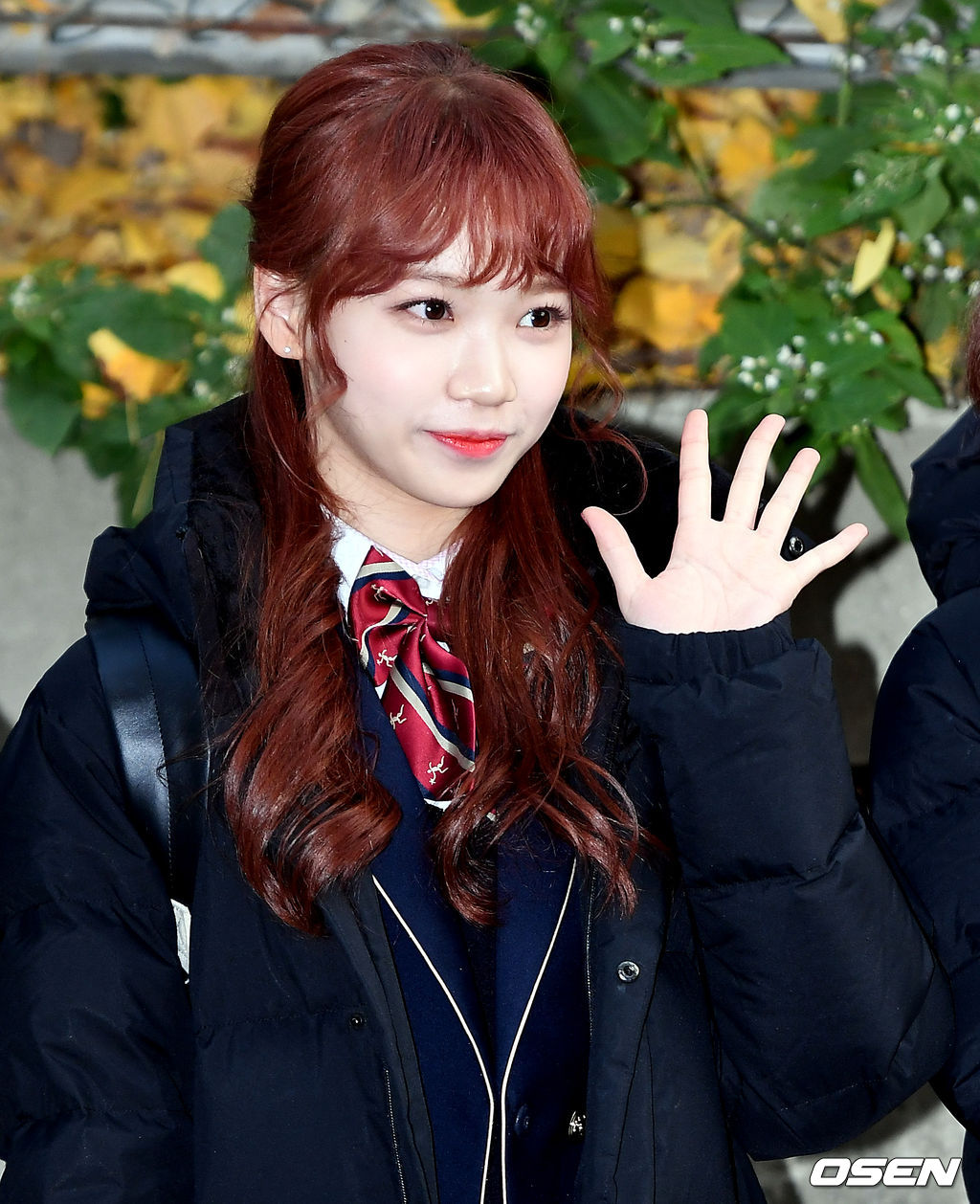 [OSEN DB]그룹 아이즈원 김채원이 고사장에 들어서기 전 포즈를 취하고 있다.                                