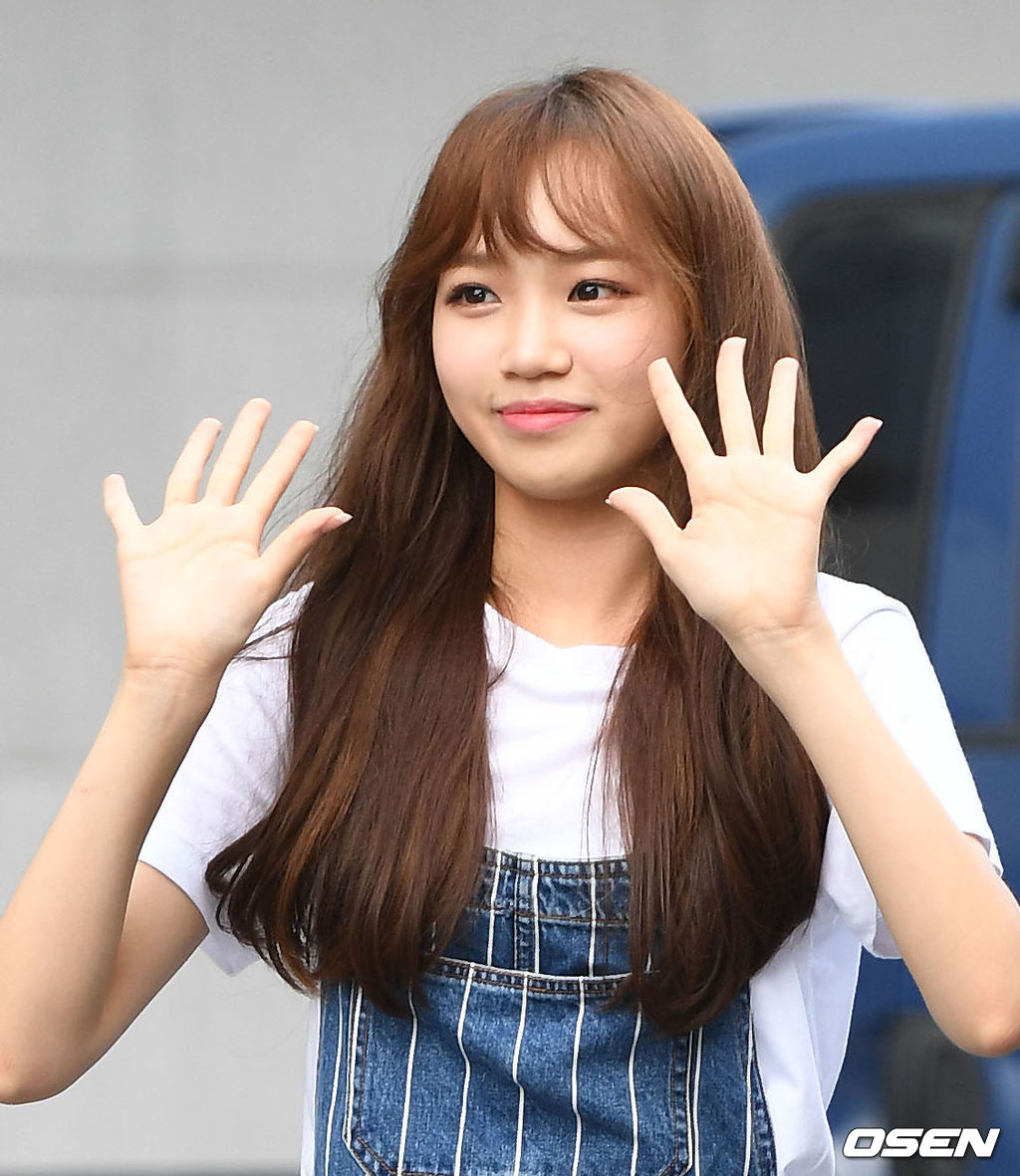 김채원이 5일 오전 인천 삼산월드체육관에서 진행되는 Mnet 서바이벌 프로그램 '프로듀스 48' 콘셉트 평가 녹화에 참석하며 포즈를 취하고 있다. /dreamer@osen.co.kr